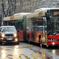 Bahati vozač blokirao saobraćaj u centru Beograda: Prelepio tablice da ne dobije kaznu, autobusi stoje (foto)