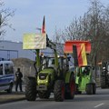 Besni paori krenuli traktorima na šolca: Novi haos u Nemačkoj: Kancelar otvara fabriku, policija blokirala ulaz