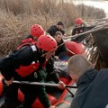 Drama u Subotici! Na ledenom jezeru se prevrnuo brod s 5 osoba Sekli su trsku i upali u vodu, spasli ih hrabri vatrogasci