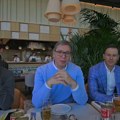 Vučić, Mali, Vučević, Danilo i Suzana koja snima klip: Predsednik iz restorana Džejmija Olivera najavio da će u 17…