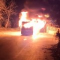 Vatra "progutala" gradski autobus: Haos na putu u Sremskoj Kamenici: Vozilo se zapalilo nasred puta i potpuno izgorelo…