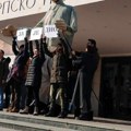 Protesti na više lokacija u Novom Sadu, studenti ispred Srpskog narodnog pozorišta