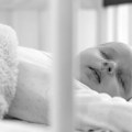 Anđeo umro u tišini: Bebu ostavili u kolevci koja je trebalo da joj pruži život, ali je hladnoća ubila