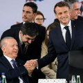 Uhvatio ga je za prst i ne pušta! Pozdrav Erdogana i Makrona postao hit na mrežama