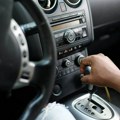 Šta znače oznake L, b i m na automatskom menjaču? Ovi režimi olakšavaju vožnju i povećavaju bezbednost na putu