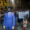 Užičani prošetali Vučića sa fantomkom: Ispred zgrade Policijske uprave poručili – „dogorelo“