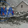 Haos u Lučanima, preko 3.000 ljudi usled kvara na mreži ostalo bez struje: Sve ekipe na terenu - sneg pada duže od 24 sata i…