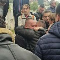 Hiljade ljudi prilazi sinu halida bešlića: Dino slomljen od bola na groblju prima saučešće (Foto)