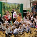 Svečana predstava mladjih grupa -„Zgode i nezgode Crvenkape i njenih šumskih drugara“ – u vrtiću Poletarac.