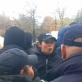 Kaos u Beogradu: Policija i ćaciji napali oporbene zastupnike