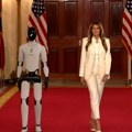 “Zamena za ljude” stigla u Belu kuću: Robot uz Melaniju zapalio mreže
