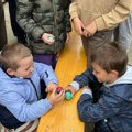 Najlepša vaskršnja tradicija: Mališani u borbi za najjače jaje u naselju Obrada Lučića u Leskovcu