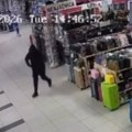 Dramatičan snimak pokušaja pljačke u Zemunu: Razbojnik uleteo u prodavnicu, radnik uspeo da ga otera (video)