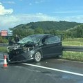 Sudar na auto-putu ka Nišu: Prednja strana automobila uništena, stvaraju se zastoji (foto)