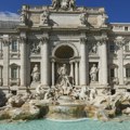 Turista se okupao u Fontani di Trevi, kažnjen sa 500 evra: Italijani traže strože kazne radi zaštite kulturnih spomenika