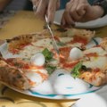 U popularnoj piceriji počeli da naplaćuju dodatni tanjir kad gosti žele da podele picu: "Mislim da će to uskoro postati svuda…