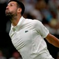 Novak se namučio – ali je pobedio upornog Kineza na startu Vimbldona! Sledeći je Cicipas