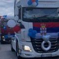 Kakva će tek biti svadba?! Neobična povorka slavila veridbu: Kamioni ukrašeni srpskim zastavama i balonima protutnjili…