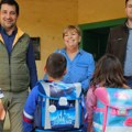 Đake prvake u adi obradovali školskim tašnama Spremno dočekuju novu školsku godinu