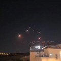 Kupanje u vatri: Iranska kiša balističkih raketa pala na Izrael - gori rafinerija (video)