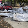 Jak vetar u Beogradu srušio deo šatora ispred Doma Narodne skupštine