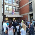MUP: Oko 300 građana nasilno pokušalo da uđe na Fakultet – Opasno naoružani diplomama i pitanjima