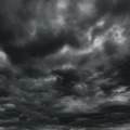 Proglašen crveni meteo-alarm, kiša pljušti kao iz kabla Balkanska država pod uzbunom, zatvoreni putevi