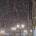 Pao sneg u gradu u Srbiji: Zabelele se ulice, a RHMZ najavljuje nove padavine u toku noći (video)