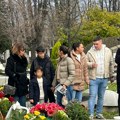 Unuci Džeja Ramadanovskog došli na dedin grob ćerke pale sveće i plaču, tu je i bivša žena Nada (foto)
