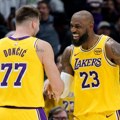 Dončić i Džejms ubacili po 30, Lejkersima treća pobeda u nizu