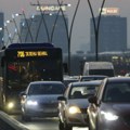 AMSS upozorava vozače: Postoji opasnost od vlažnih kolovoza i slabe vidljivosti zbog magle