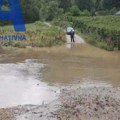 Poplavljeni putevi i poljoprivredeno zemljište: Izlivanje bujičnih voda i Rašćanske reke kod Ivanjice, teška mehanizacija za…