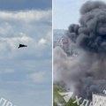 Snimljen trenutak jezivog raketnog napada na Ukrajinu: Dron pogodio autobus, ima žrtava, situacija alarmantna