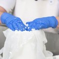 Pronađena plastika u popularnoj vrsti sira! Opoziv u 10 saveznih zemalja