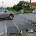 Voz ne stiže, a vozači prolaze preko prelaza između spuštenih rampi i crvenog svetla