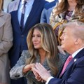 (Video) "Da, tvoj je najvažniji" Novi neprijatni momenat Trampa i Melanije: Ispalio je omalovažavajuću opasku, nije mu ostala…