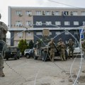 Uklonjen deo žilet-žice ispred opštine u Leposaviću, vojnici Kfora i dalje prisutni
