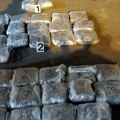 Nađene 32 "cigle" droge u lažnom dnu u "mercedesu": Uhapšen muškarac na graničnom prelazu Šid