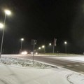 Na pojedinim putevima ima snega do pet centimetara, preporučuje se oprezna vožnja