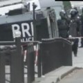 Uhapšen muškarac koji je pretio da će se razneti eksplozivnom napravom: Okončana drama u Parizu (video)