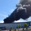 Veliki požar u Apatinu! Gori fabrika lakova - dim se vidi i iz Sombora!