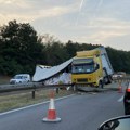 Stvari rasute po putu: Prevrnuo se kamion na auto-putu, u smeru ka Nišu (foto, video)