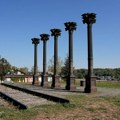 Pet stubova i deo šina postali su simbol grada: Spomenik zemunskoj železničkoj stanici budi nostalgiju