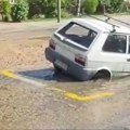 Asfalt progutao automobil u Požarevcu: Vozilo nestalo u rupi, pola grada ostalo bez vode