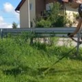 Dečaci održali lekciju komunalcima: Marko (14) i Stefan (13) sami pokosili park da bi mogli da se igraju