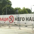 Uklonjen transparent "Bolje ćaci nego naci" ispred Skupštine Srbije