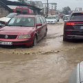(Foto) nevreme potopilo Novi Pazar: Ulice pretvorene u reke, u Leskovcu padalo drveće