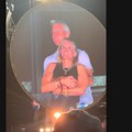 Slučajni video sa koncerta Coldplay postao viralan: Oženjeni biznis lider uhvaćen u zagrljaju sa koleginicom