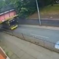 Ljudi vrištali od straha Krov autobusa na sprat se otkinuo pri udaru u most, objavljen zastrašujući snimak (video)