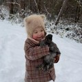 Ništa slađe nećete videti danas: Svi bismo želili da nas neko voli kao ova devojčica kokoške (VIDEO)